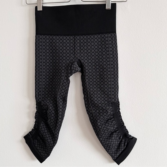 Lululemon in the flow Crop II ruched black diamond printed leggings size 2 - Picture 5 of 6